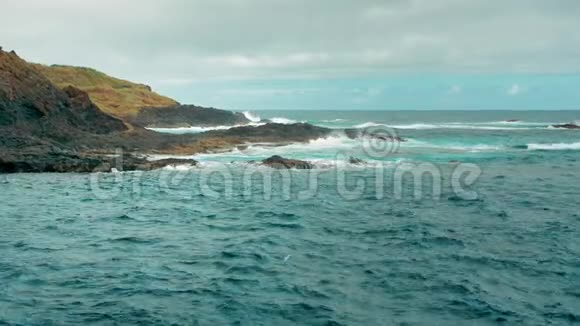岩石海岸和绿松石海水海洋岛的景观西班牙特内里费加拉奇科视频的预览图