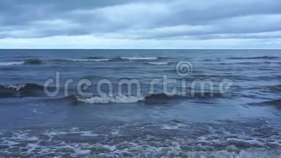 小型波浪形成白色泡沫的海军海洋表面视频的预览图