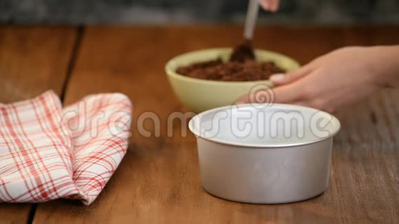 女人在厨房做美味的芝士蛋糕做饼干和黄油的蛋糕底座视频的预览图