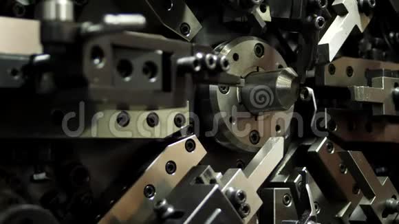 工厂自动弹簧生产机的运动部件工程和技术视频的预览图