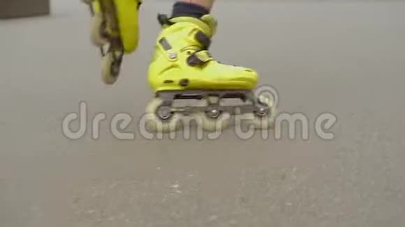 跑旱冰车极限儿童运动训练视频的预览图