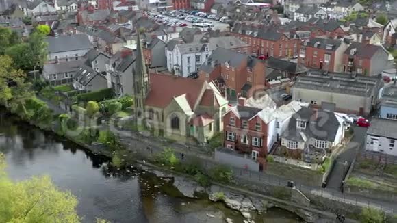 威尔士兰戈伦老教堂和河流视频的预览图