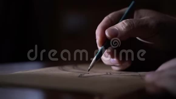 男子绘制未来木家具设计在一个豪华风格的黑暗房间集中特写4K镜头视频的预览图