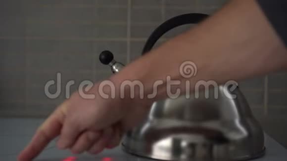 手按钮用水壶调节电炉视频的预览图