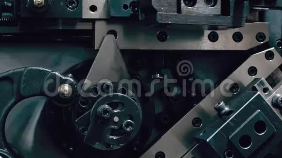 关闭工厂的自动化工业金属装置机器人工程和技术视频的预览图