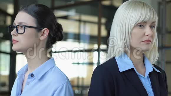 两个女人站在不同的立场上竞争工作金发和黑发的竞争视频的预览图