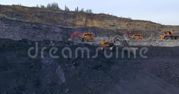 黄色挖掘机挖煤视频的预览图