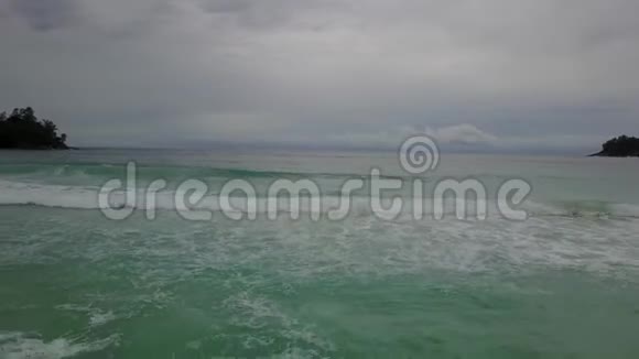 在4K度假区海岸阴天肆虐的海洋视频的预览图