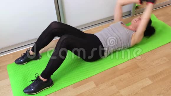 做健身运动的女人得到六包腹肌视频的预览图