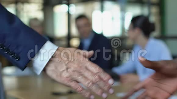 两个西装革履的男人握手协议批准合伙交易事业视频的预览图