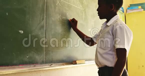 4k班的小学生在黑板上写字视频的预览图