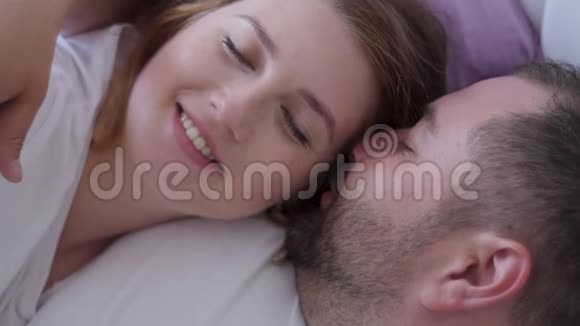 孕妇和一个穿白色T恤衫的男人躺着视频的预览图