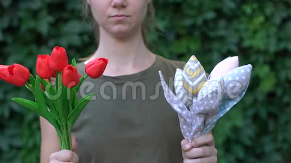 女性提出花束的面料而不是一束新鲜的郁金香自然视频的预览图