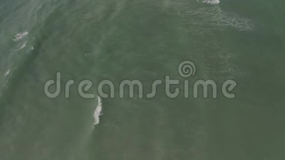 泰国湾苏梅岛沿岸的绿松石波视频的预览图