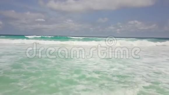 平静的大海在一个非常受欢迎的度假胜地的海岸海浪很小在第四季K视频的预览图