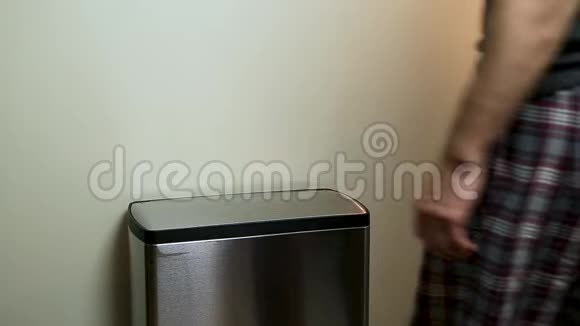 一个男人把垃圾回收到家里厨房里的金属回收垃圾容器里视频的预览图