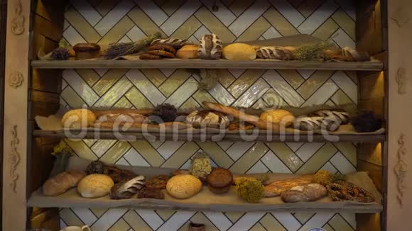 面包店货架上各种新鲜面包和烘焙食品视频的预览图