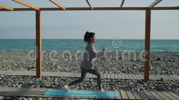女孩在海边户外活动视频的预览图