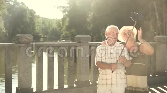 快乐的老年人自拍视频的预览图