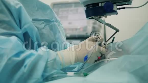 眼科手术正在用医疗设备进行眼科医院的眼科医生视频的预览图