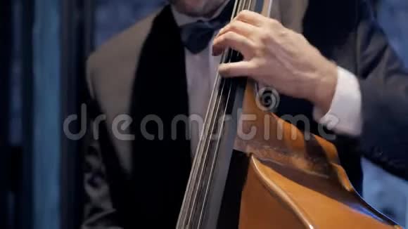 演奏大提琴的音乐手和工具的特写视频的预览图