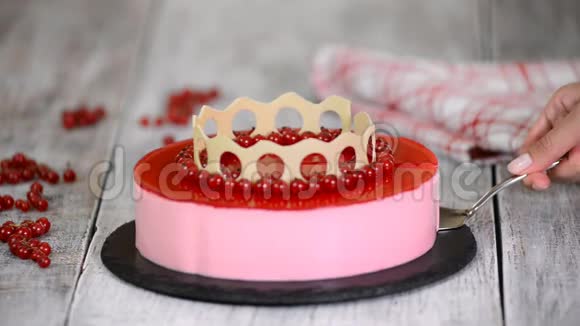 美丽的红色醋栗慕斯蛋糕装饰浆果视频的预览图