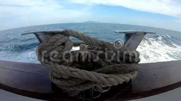 海结是用绳子系的它固定在船上在大海和海浪的背景下视频的预览图