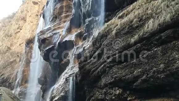 俄罗斯著名的卡巴迪诺巴尔卡里亚共和国的切格姆瀑布秋游高加索明亮的绿松石水视频的预览图
