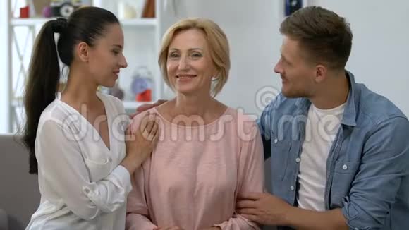 男人和女人拥抱岳母在镜头前微笑信任的关系视频的预览图