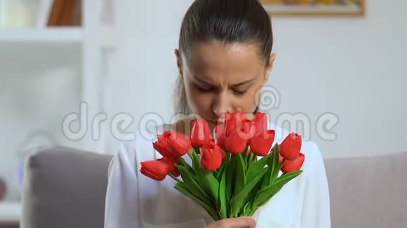 女性闻着红色的花香打喷嚏过敏健康视频的预览图