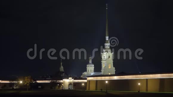 夜间在圣彼得堡照明彼得和保罗堡垒视频的预览图