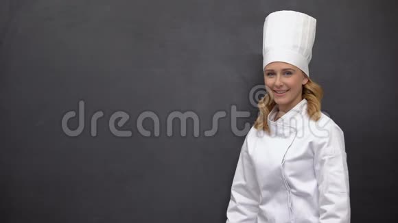 正面的女厨师在黑板上交叉双手健康营养视频的预览图