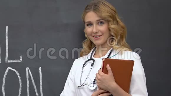 带听诊器看摄像机的女学生医学教育实习生视频的预览图