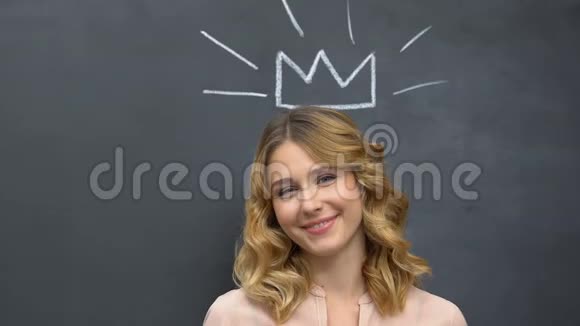 在黑板上画着微笑的年轻女士自信的成功女人视频的预览图