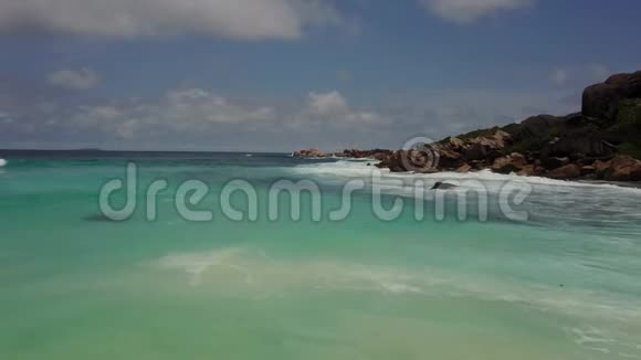 大浪撞击岩石时令人惊叹的岛屿的空中镜头视频的预览图