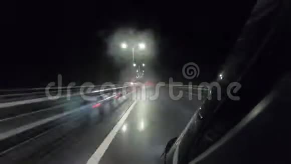 模糊的背景雨滴在镜头上的条纹夜间轨道和眩光从道路照明视频的预览图