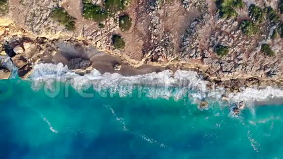 希腊的海浪拍打着岩石空中观景视频的预览图