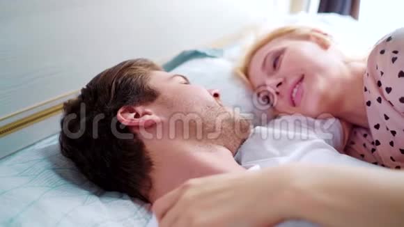 早上面对面躺在床上的亲密情侣视频的预览图