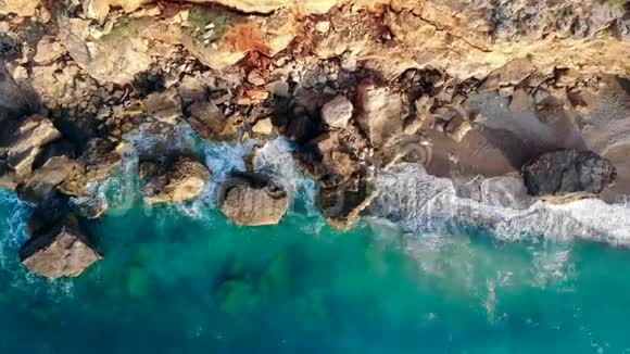从空中俯瞰蓝色的大海和悬崖海洋海岸野生自然概念视频的预览图