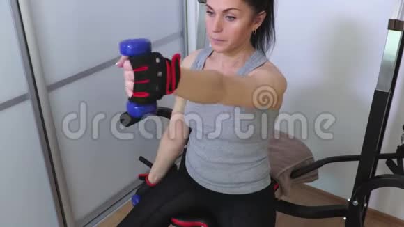 女人用小哑铃做肩部健身运动视频的预览图
