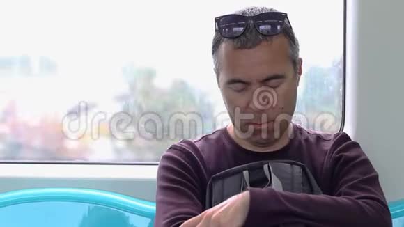 在地铁旅行时睡觉的成年人视频的预览图