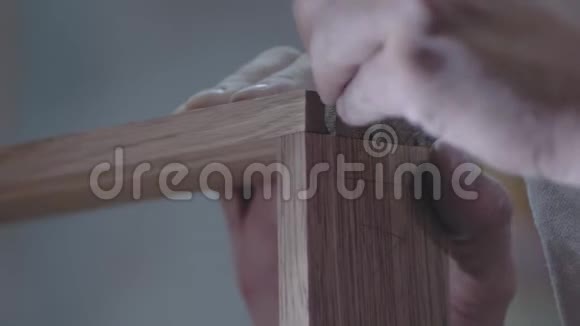 木匠用木刀在木制品上用燕尾工艺做手工标记4k4k录像视频的预览图