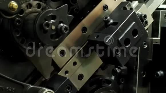 工程设备背景关闭自动机器的移动钢部件视频的预览图