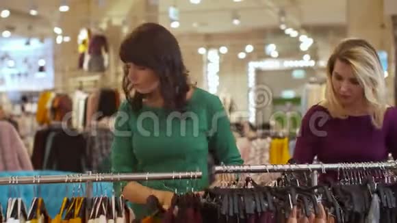 两个女人在一家服装店里穿着同样的短裤视频的预览图