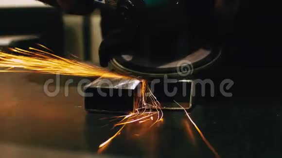 用手工金属研磨工具进行金属加工与钢铁一起工作的火花视频的预览图