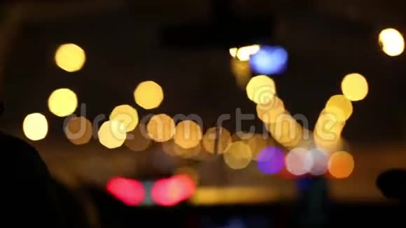 城市街道抽象的离焦灯光汽车灯50毫米镜头模糊背景移动了夜间交通的波克圈视频的预览图