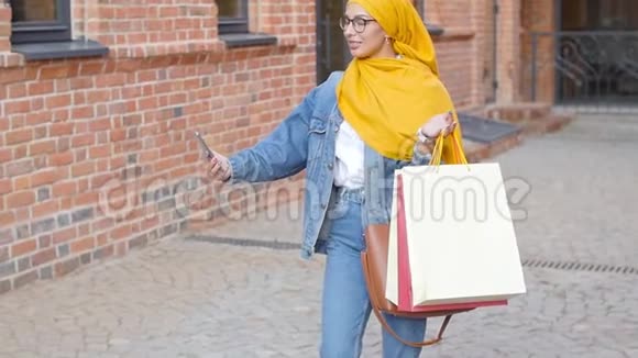 年轻的穆斯林女人自拍带着手机在户外自拍的阿拉伯快乐女人视频的预览图