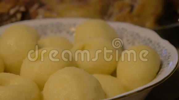 煮熟的土豆和鸡肉视频的预览图