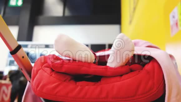 刚出生的婴儿在婴儿车里睡觉时双脚摆动低角度视频的预览图