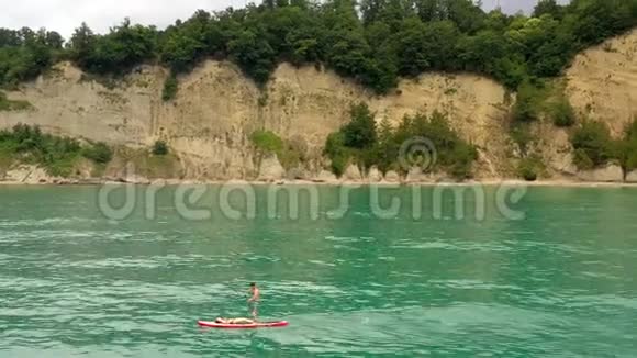 在浮在绿松石海浪上的冲浪板上空中景观视频的预览图